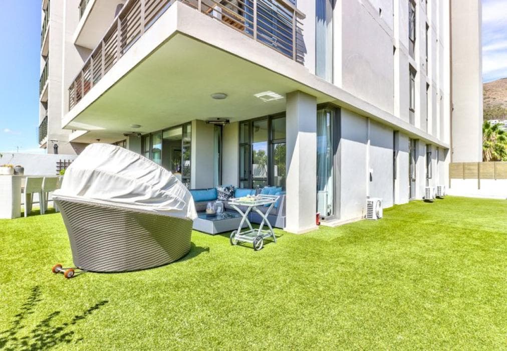 Spacious Sea Point Apartment